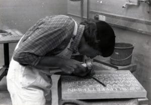 Auszubildender Martin Pache bei der Schriftgravur von Hand – Königslutter im August 1983